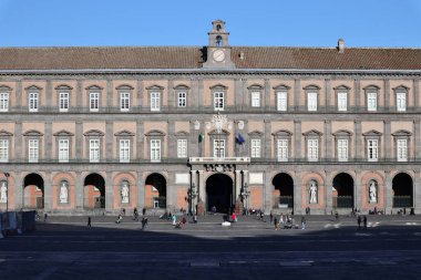 Napoli, Campania, İtalya - 26 Ocak 2021: Piazza del Plebiscito 'daki 17. Yüzyıl Palazzo Reale Müzesi ve Ulusal Kütüphane