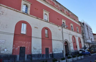 Napoli, Campania, İtalya - 26 Ocak 2021: Rönesans Sarayı Santa Severina Kontu Andrea Carafa della Spina, şu anda Napoli Devlet Arşivleri 'nin askeri bölümünün evi.