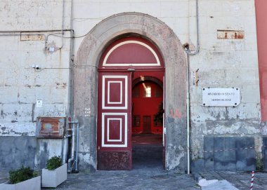 Napoli, Campania, İtalya - 26 Ocak 2021: Rönesans Sarayı Santa Severina Kontu Andrea Carafa della Spina, şu anda Napoli Devlet Arşivleri 'nin askeri bölümünün evi.