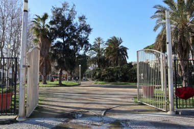 Napoli, Campania, İtalya - 26 Ocak 2021: Caracciolo sahilindeki Villa Comunale