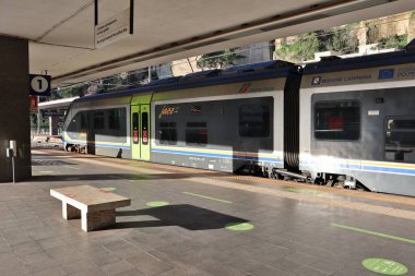 Napoli, Campania, İtalya - 26 Ocak 2021 Mergellina tren istasyonu 2 numaralı metro hattı