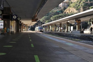 Napoli, Campania, İtalya - 26 Ocak 2021 Mergellina tren istasyonu 2 numaralı metro hattı