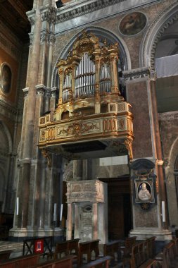 Napoli, Campania, İtalya - 4 Ocak 2020: Santa Maria Assunta Katedrali veya San Gennaro 'nun iç mimarisi