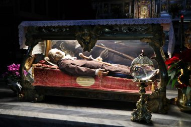 Napoli, Campania, İtalya - 19 Ocak 2021: San Domenico di Guzman 'a adanmış ve Santi Domenico Soriano ve Nunzio Sulprizio Kilisesi olarak da bilinen 17. yüzyıl kilisesinin içi