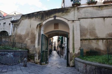 Napoli, Campania, İtalya - 19 Ocak 2021: Angevins tarafından 14. yüzyılda kurulan Santa Chiara d 'Assisi Bazilikası