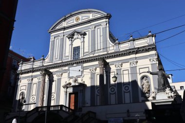 Napoli, Campania, İtalya - 19 Ocak 2021: 16. yüzyılda Piazza San Gaetano 'daki 1. yüzyıl Dioscuri Tapınağı' nın kalıntıları üzerine inşa edilen muazzam bazilika