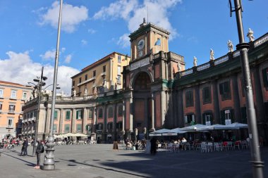 Napoli, Campania, İtalya - 19 Ocak 2021: Piazza Dante 'deki Vittorio Emanuele Ulusal Yatılı Okulu 18. yüzyıl kompleksi
