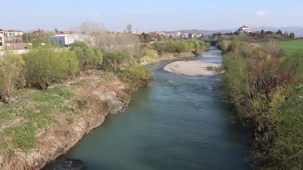 Benevento - Panoramica del Fiume Calore dal ponte di Cellarulo — Vídeo de stock