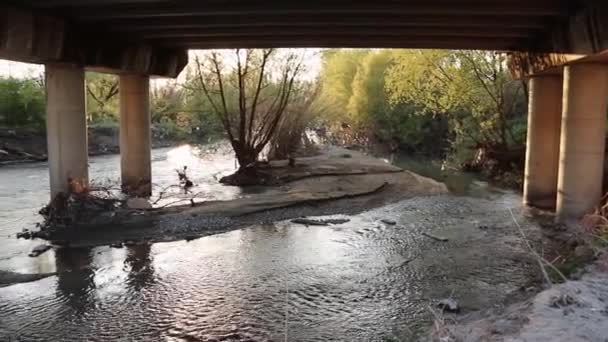 Benevento - Panoramica del Fiume Sabato da sotto il ponte di Santa Clementina — Vídeo de Stock