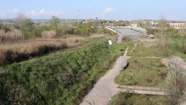 Benevento - Panoramica del Parco Cellarulo dal ponte coperto — 图库视频影像