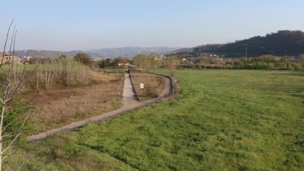 Benevento - Panoramica del Parco Cellarulo dal ponte ferroviario — Stockvideo