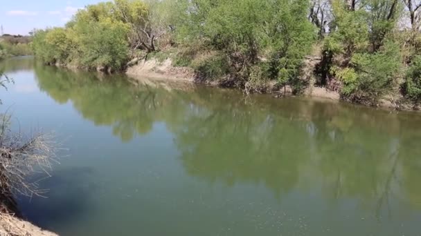 Benevento - Panoramica del Fiume Calore dalla sponda — Stockvideo