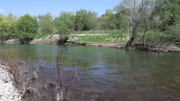 Беневенто - Panoramica dalla sponda del Fiume Calore — стоковое видео