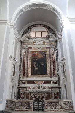 Napoli, Campania, İtalya - 9 Nisan 2021: San Gauoso yeraltı mezarlığına girdiğiniz Santa Maria della Sanit 'in 17. yüzyıl Bazilikası