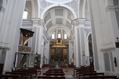 Napoli, Campania, İtalya - 9 Nisan 2021: San Gauoso yeraltı mezarlığına girdiğiniz Santa Maria della Sanit 'in 17. yüzyıl Bazilikası