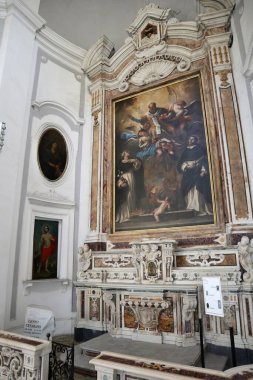 Napoli, Campania, İtalya - 9 Nisan 2021: San Gauoso yeraltı mezarlığına girdiğiniz Santa Maria della Sanit 'in 17. yüzyıl Bazilikası