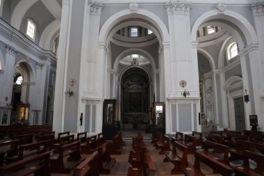 Napoli, Campania, İtalya - 9 Nisan 2021: San Gauoso yeraltı mezarlığına girdiğiniz Santa Maria della Sanit 'in 17. yüzyıl Bazilikası