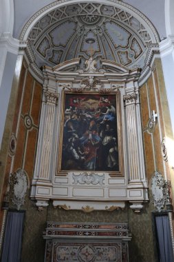 Napoli, Campania, İtalya - 9 Nisan 2021: San Gauoso yeraltı mezarlığına girdiğiniz Santa Maria della Sanit 'in 17. yüzyıl Bazilikası