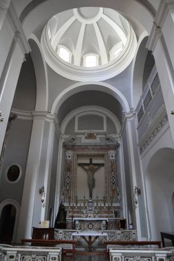 Napoli, Campania, İtalya - 9 Nisan 2021: San Gauoso yeraltı mezarlığına girdiğiniz Santa Maria della Sanit 'in 17. yüzyıl Bazilikası
