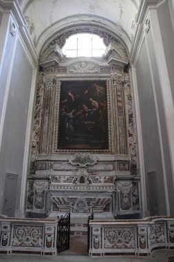 Napoli, Campania, İtalya - 9 Nisan 2021: San Gauoso yeraltı mezarlığına girdiğiniz Santa Maria della Sanit 'in 17. yüzyıl Bazilikası