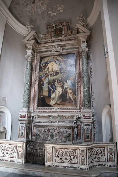 ナポリ カンパニア イタリア 4月9 2021 サンタ マリア デッラ サニットの17世紀の大聖堂の内部では ゴーディオのカタコンベに入る — ストック写真
