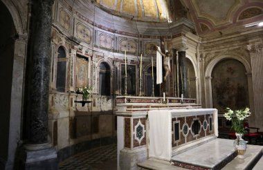 Napoli, Campania, İtalya - 9 Nisan 2021 San Gauoso Yeraltı Mezarlığı 'na girdiğiniz yer olan Santa Maria della Sanit' in 17. yüzyıl mezarı.