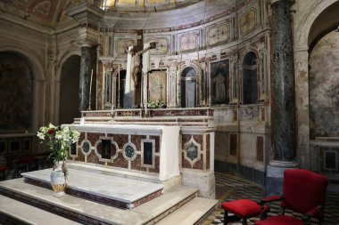 Napoli, Campania, İtalya - 9 Nisan 2021 San Gauoso Yeraltı Mezarlığı 'na girdiğiniz yer olan Santa Maria della Sanit' in 17. yüzyıl mezarı.