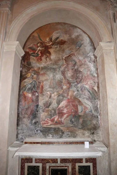 ナポリ カンパニア イタリア 2021年4月9日 画家ベルナルディーノ フェラによるサンタ マリア デッラ サニット大聖堂の祭壇の上の17世紀のフレスコ画と殉教者の物語 — ストック写真