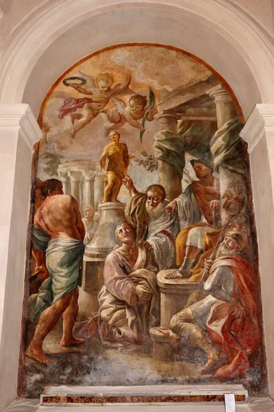 Napoli, Campania, İtalya - 9 Nisan 2021: 17. yüzyıl freskleri Santa Maria della Sanit Bazilikası 'nın sunağının üzerinde ressam Bernardino Fera tarafından resmedilmiş ve Şehitlerin Hikayeleri' nin betimlenmiştir.