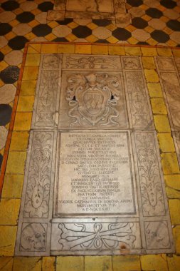 Napoli, Campania, İtalya - 9 Nisan 2021: Santa Maria della Sanit Bazilikası 'nın 18. yüzyıl majolika zemininde mezar taşları ve epigrafları