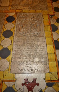 Napoli, Campania, İtalya - 9 Nisan 2021: Santa Maria della Sanit Bazilikası 'nın 18. yüzyıl majolika zemininde mezar taşları ve epigrafları