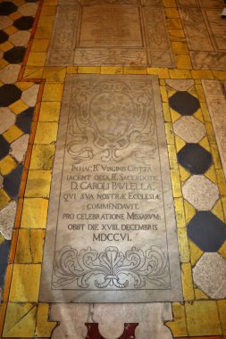 Napoli, Campania, İtalya - 9 Nisan 2021: Santa Maria della Sanit Bazilikası 'nın 18. yüzyıl majolika zemininde mezar taşları ve epigrafları