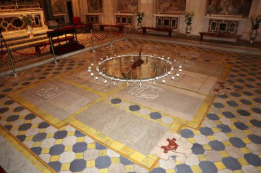 Napoli, Campania, İtalya - 9 Nisan 2021: Santa Maria della Sanit Bazilikası 'nın 18. yüzyıl majolika zemininde mezar taşları ve epigrafları