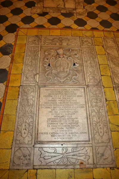 Napoli, Campania, İtalya - 9 Nisan 2021: Santa Maria della Sanit Bazilikası 'nın 18. yüzyıl majolika zemininde mezar taşları ve epigrafları