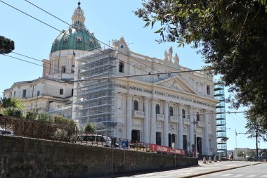 Napoli, Campania, İtalya - 8 Nisan 2021: Via Capodimonte 'deki Incoronata Madre del Buon Consiglio' nun 20. yüzyıl Bazilikası