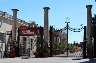 Napoli, Campania, İtalya - 8 Nisan 2021: Via Capodimonte Via 'daki Incoronata Madre del Buon Consiglio Bazilikası' nın solundaki San Gennaro Yeraltı Mezarları Girişi