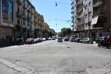 Napoli, Campania, İtalya - 8 Nisan 2021: Capodimonte ile Tondo di Capodimonte olarak bilinen Corso Amedeo d 'Aosta arasındaki trafik ayracı kavşağı