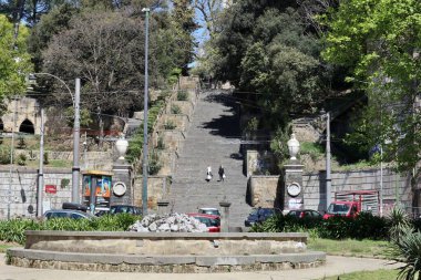 Napoli, Campania, İtalya - 8 Nisan 2021 Via Capodimonte 'deki Prenses Iolanda Margherita di Savoia' ya adanmış 19. yüzyıl bahçesi