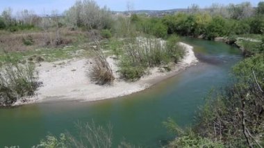 Benevento, Campania, İtalya - 10 Nisan 2021 Via del Cimitero 'daki nehir yatağından Calore Nehri' ne bakış