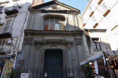 Napoli, Campania, İtalya - 8 Nisan 2021 Via Vergini 'de Misericordiella olarak da bilinen Mary' ye adanmış 16. yüzyıl kilisesi