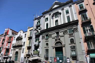 Napoli, Campania, İtalya - 8 Nisan 2021: On sekizinci yüzyıl kilisesi şu anda kutsanmış ve Via San Vincenzo 'daki New Sanit Tiyatrosuna ev sahipliği yapmaktadır.