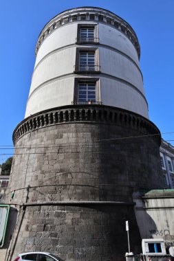 Napoli, Campania, İtalya - 8 Nisan 2021: Askeri kullanım için inşa edilen 19. yüzyıl binası, daha sonra bir kültür kalesi ve müze olmaya mahkum olan Sulh Hakimliği 'nin merkezi.