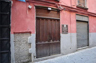 Napoli, Campania, İtalya - 8 Nisan 2021: Vico Cinquesanti 'nin düşük seviyesinden antik Roma tiyatrosuna erişim