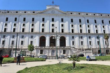Napoli, Campania, İtalya - 8 Nisan 2021: Piazza Carlo III 'teki 18. yüzyıl Real Albergo dei Poveri, ayrıca Palazzo Fuga olarak da bilinir, Napoli' deki en büyük anıtsal saraydır.