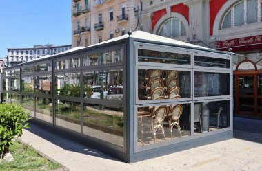 Napoli, Campania, İtalya - 8 Nisan 2021: Piazza Carlo III 'teki kapalı bar