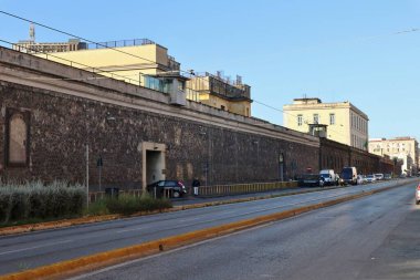 Napoli, Campania, İtalya - 8 Nisan 2021: Nuova Poggioreale aracılığıyla Poggioreale hapishanesinin duvarları