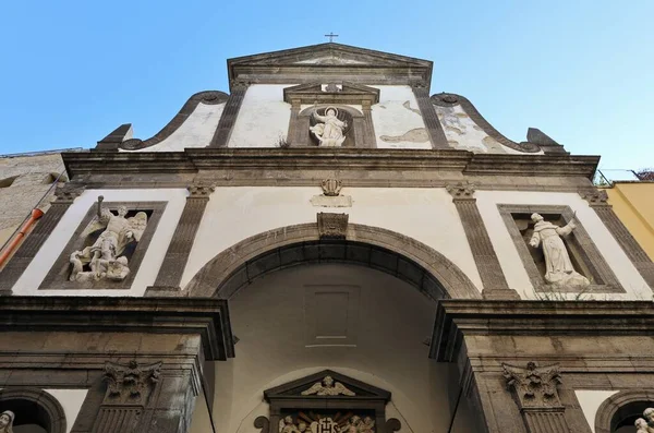 ナポリ カンパニア イタリア 2021年4月8日 ポルタ ジェナーロ近くの隣接する修道院と16世紀の教会 — ストック写真