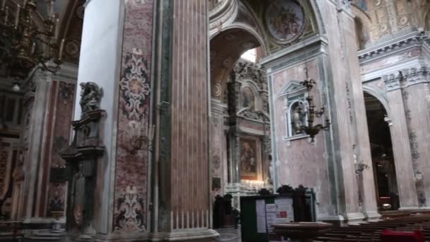 Napoli - Panoramica della Chiesa del Ges�� Nuovo dall'ingresso — Stockvideo