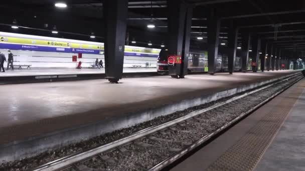 Napoli - Persone in attesa alla fermata metro di Piazza Garibaldi — Stok video