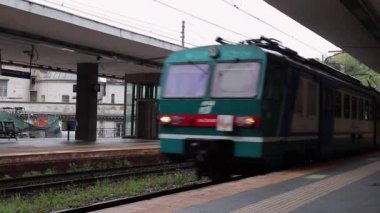 Napoli, Campania, İtalya - 22 Nisan 2021: Mergellina İstasyonu 2. Platform 'dan Genel Bakış